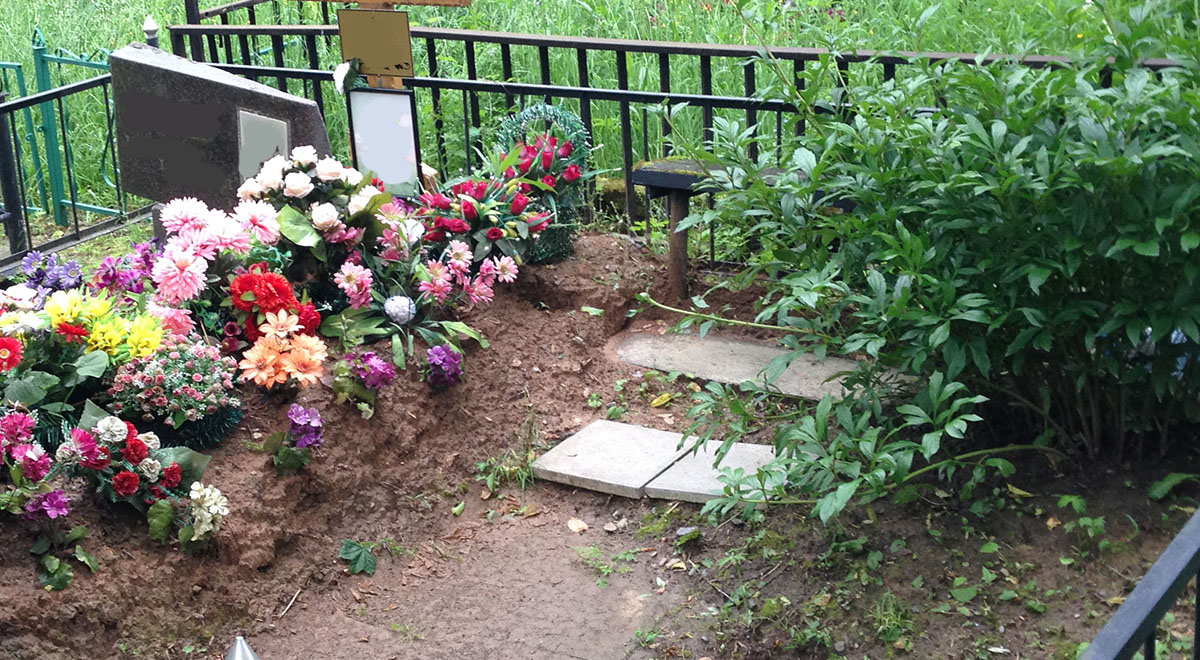 Бетонный цоколь с оградой 1.